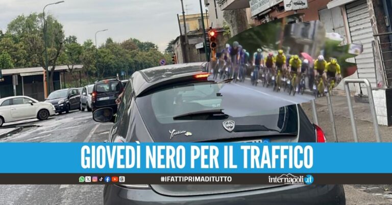 Il Giro d'Italia paralizza Napoli, auto imbottigliate nel traffico aaa