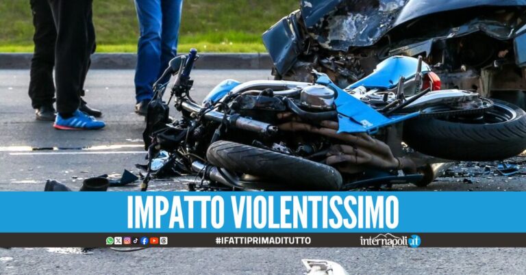 Incidente sulla Sorrentina, coinvolte 4 auto e una moto: grave il centauro