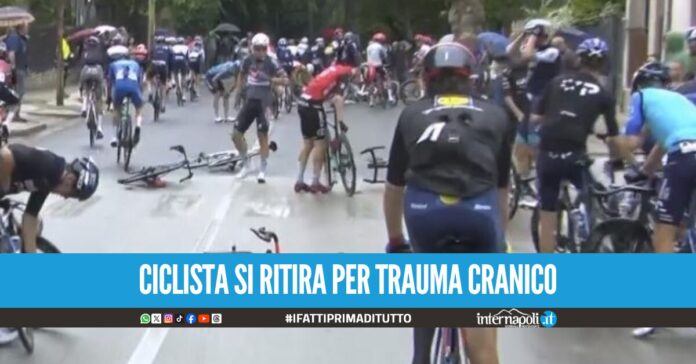 Maxi caduta al Giro d'Italia sulla Potenza-Napoli, corsa neutralizzata e ripartita da Nola