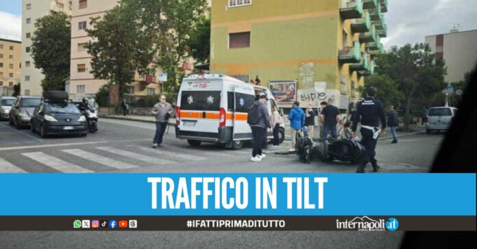 Incidente a Fuorigrotta, perde il controllo dello scooter e cade sull'asfalto