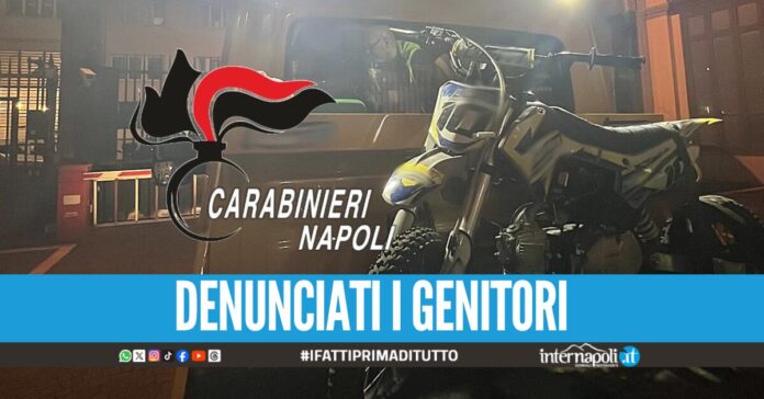 Assurdo a Napoli centro, bimbo di 9 anni sfreccia su una mini moto tra i passanti