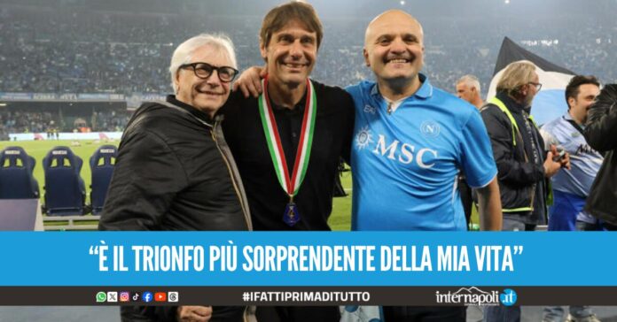 Nino D'Angelo in estasi dopo la vittoria del Tricolore: 