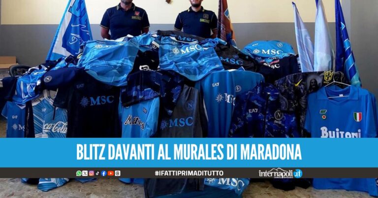 Oltre 20mila gadget pezzotti del Napoli, il sequestro a Via Toledo e nei Quartieri Spagnoli