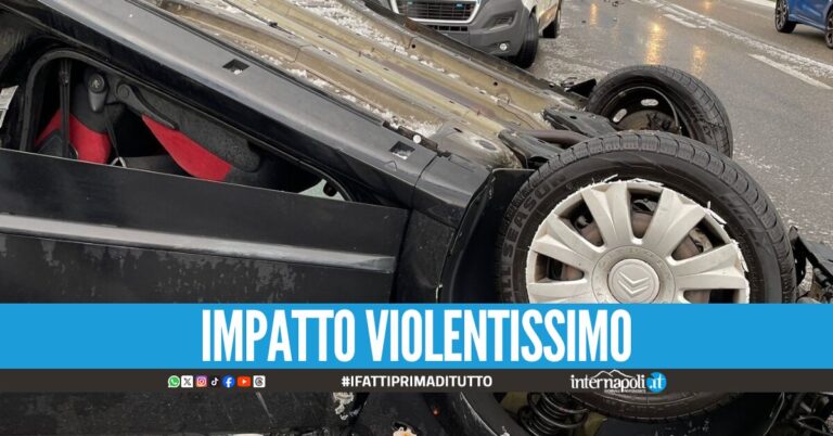 Schianto sull'Appia, Lancia Y si ribalta durante un sorpasso: due feriti in ospedale