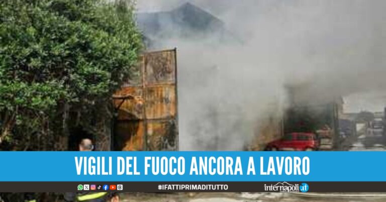 Tre capannoni in fiamme a Barra, fumo denso e paura tra i residenti