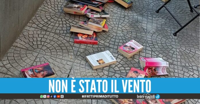 Vandali al Giardino dei Libri a Giugliano: danneggiata l’area bookcrossing