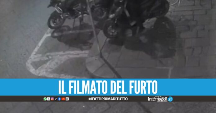 Venti secondi per rubate una moto, il furto record ripreso dalle telecamere a Napoli
