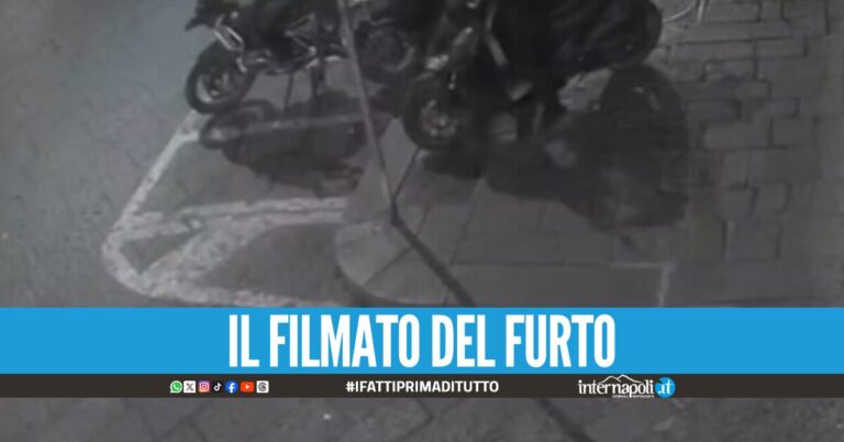 Venti secondi per rubate una moto, il furto record ripreso dalle telecamere a Napoli