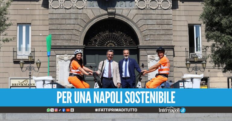 A Napoli i rifiuti si raccolgono in bicicletta: pronti 7 tricicli per la pulizia della città