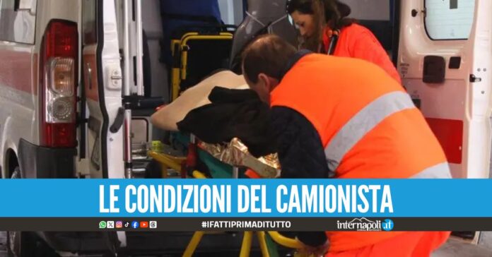 Resta schiacciato sotto la cabina, grave un camionista di Napoli