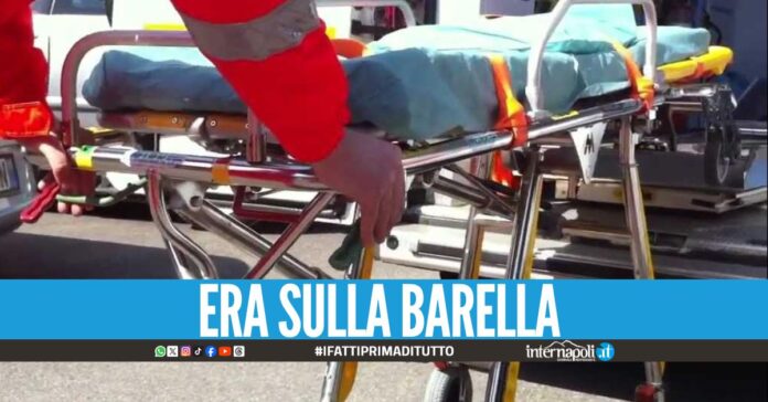 Chiama l'ambulanza e dà una testata all'autista in piazza a Napoli