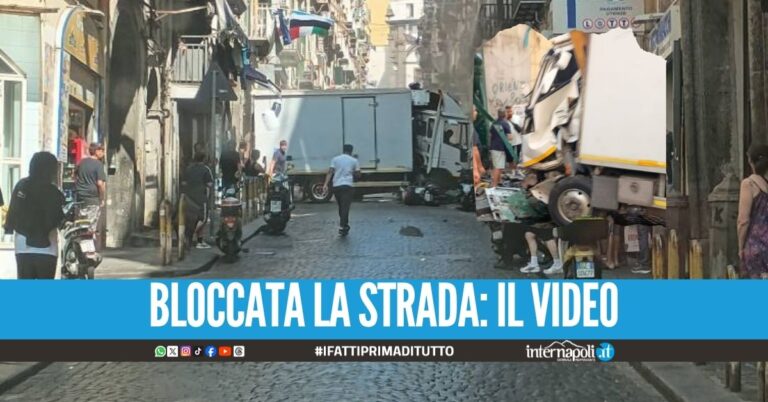 Incidente ai Quartieri Spagnoli, camion incastrato tra i palazzi