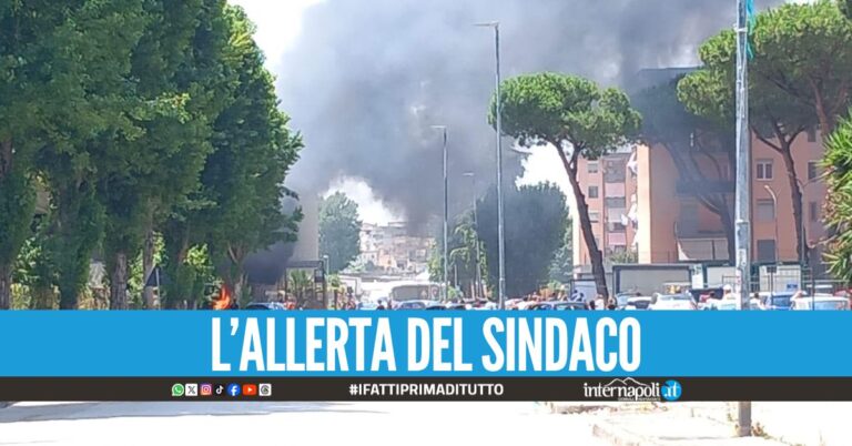 Fiamme nel parcheggio a Casalnuovo, colonna di fumo nero visibile da chilometri