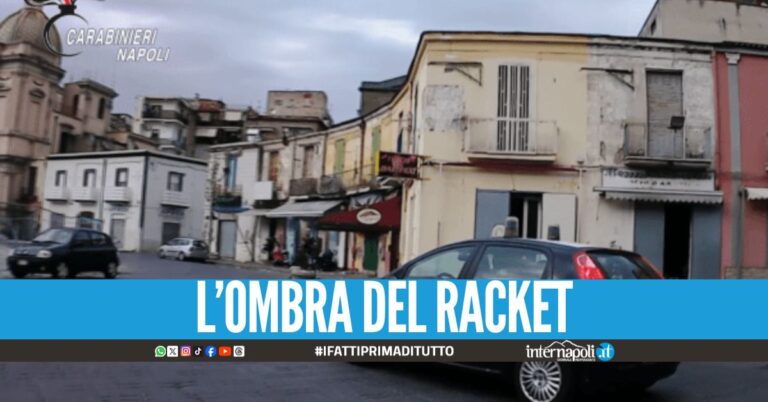 Paura in piazza Mercato, bomba danneggia le auto e il portone