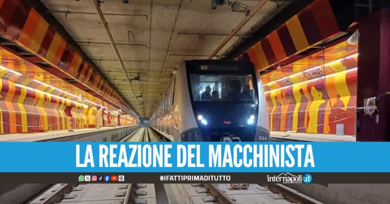 Si lancia sui binari della Metro, paura per i passeggeri