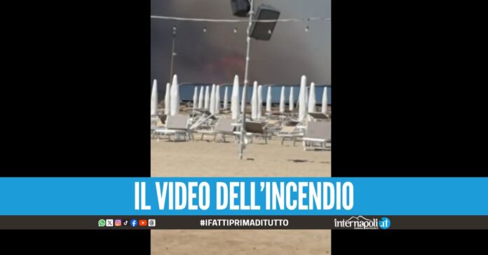 Incendio a Baia Domizia, panico tra i bagnanti del noto lido