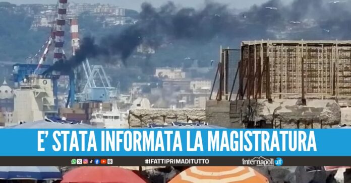 Fumi neri nel Porto di Napoli, blitz della guardia costiera