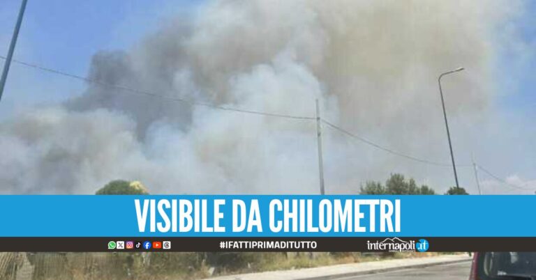 Incendio a Ponticelli, nube di fumo nero vicino alla villa comunale