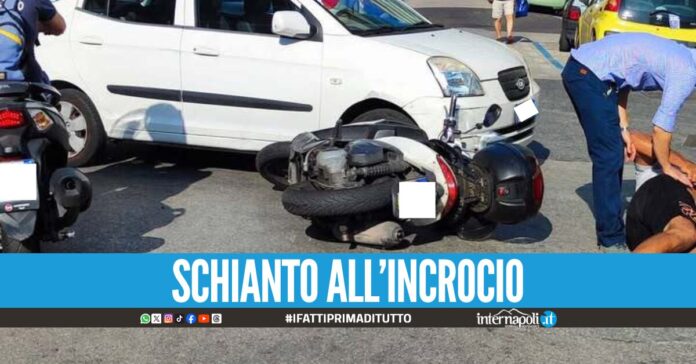 Incidente a Fuorigrotta, scooter sbalzato via da un'auto: giovane in ospedale