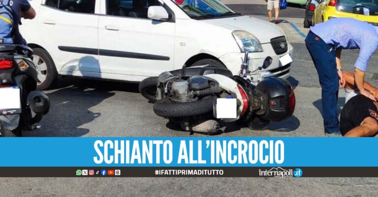 Incidente a Fuorigrotta, scooter sbalzato via da un'auto: giovane in ospedale
