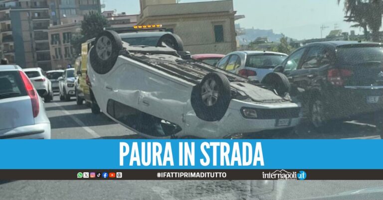Incidente in via Manzoni, auto si ribalta al centro della carreggiata