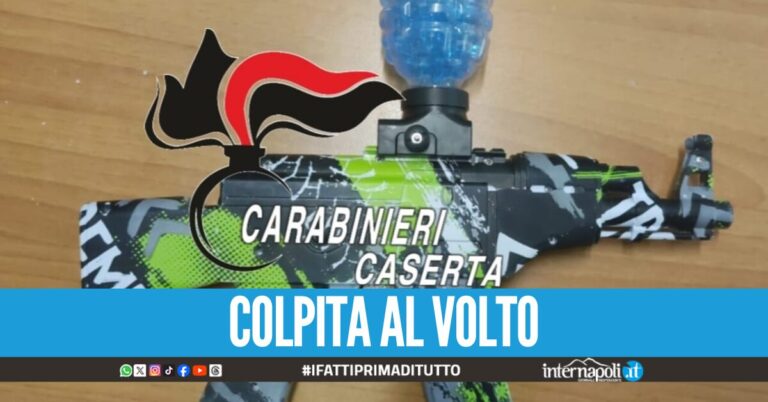 Sfrecciano in auto per Aversa sparando pallini di gomma contro i passanti, ferita una donna