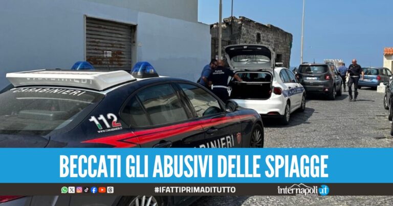 Chiedevano l'offerta "a piacere" e fittavano lettini ai bagnanti, denunciati 4 parcheggiatori a Castellammare