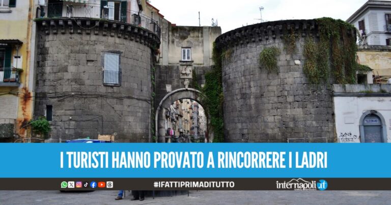 Scippano due turisti tedeschi in centro a Napoli, uno dei due viene inseguito e arrestato