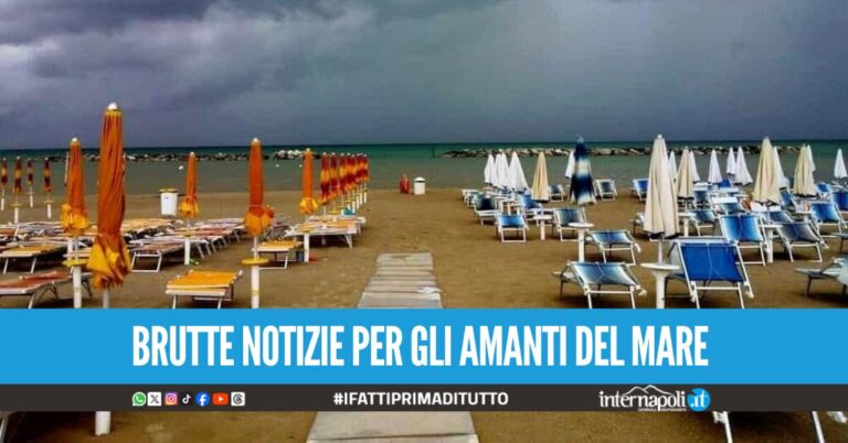Giornata di mare rovinata per i bagnanti causa pioggia, chiuse le spiagge pubbliche a Napoli