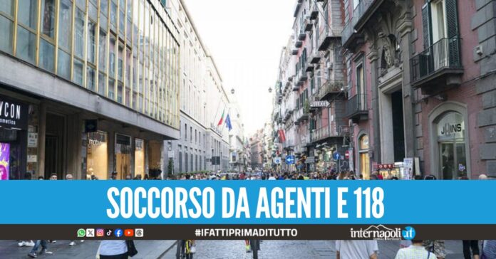 Crollano calcinacci da un palazzo in via Toledo, ferito un passante