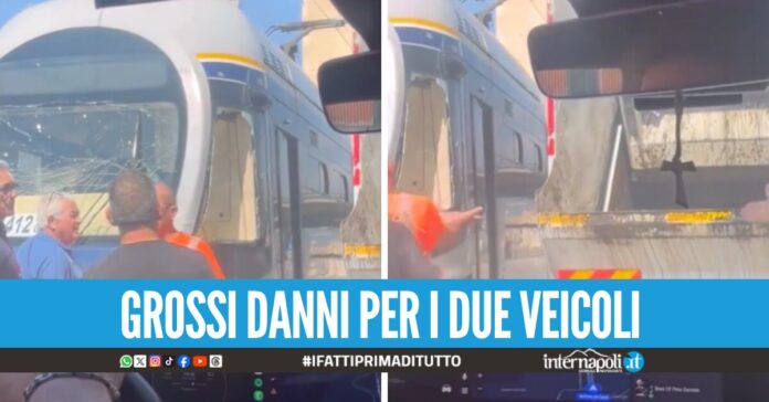 Scontro tra tram e camion dei rifiuti a Napoli, l'incidente finisce sui social