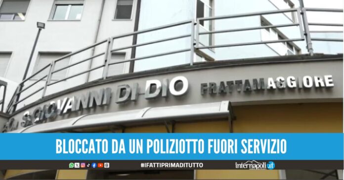 Scappa dall’ospedale a Frattamaggiore e aggredisce i passanti: caos in strada