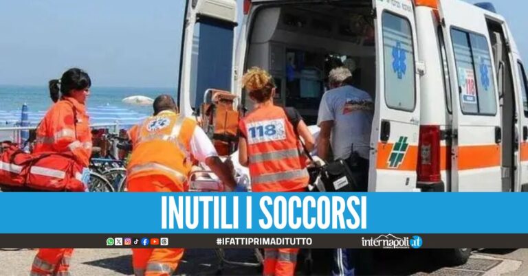 Tragedia a Mondragone, si accascia mentre cammina a riva di mare e muore