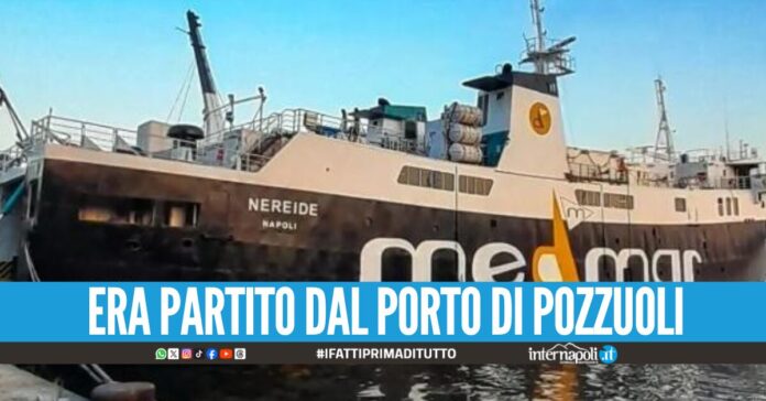 Traghetto urta contro la banchina al porto di Ischia, un passeggero in ospedale