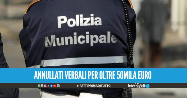 Annullava le multe per sé e i familiari, vigile urbano licenziato dal Comune di Napoli