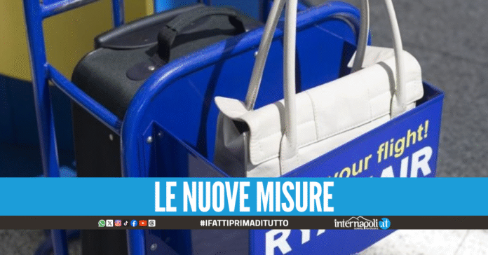 Bagaglio a mano in aereo, Ryanair aumenta le dimensioni: i dettagli