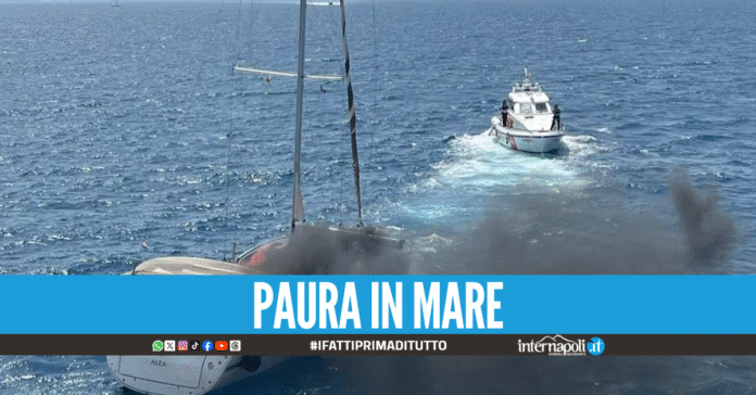 Barca a vela in fiamme nel Golfo di Napoli, 8 persone salvate dalla Guardia Costiera
