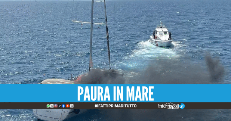 Barca a vela in fiamme nel Golfo di Napoli, 8 persone salvate dalla Guardia Costiera