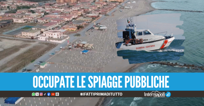 Spiagge libere occupate con lettini e ombrelloni, blitz sul litorale Domitio contro i furbetti