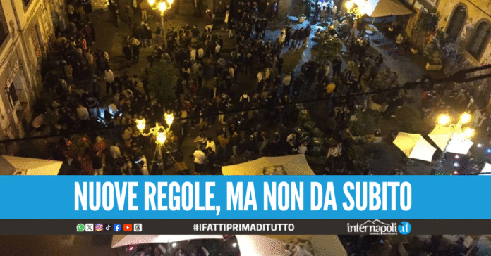 Stop all'asporto alle 22 e chiusura tavolini a mezzanotte, cambiano ancora le regole della movida a Napoli