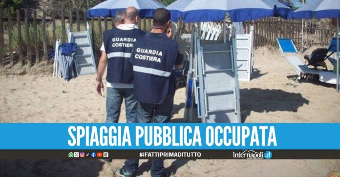 Lido abusivo scoperto a Torre del Greco, sequestrati ombrelloni e lettini