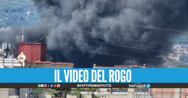 Incendio tra Castellammare e Pompei, treni fermi per la nube nera