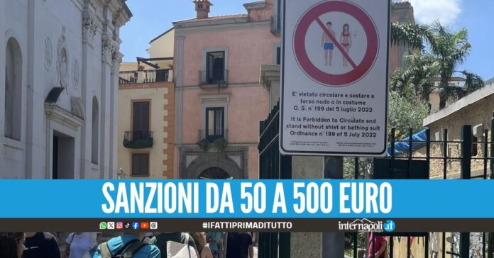 Girava a tordo nudo in piazza a Sorrento, multato un turista americano