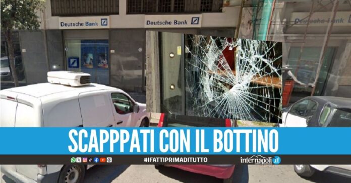 Sfondano la vetrata della Deutsche Bank, banditi in fuga nel Napoletano