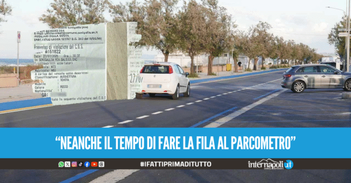 Parcheggia l'auto e va a pagare il ticket, torna dopo tre minuti e trova la multa