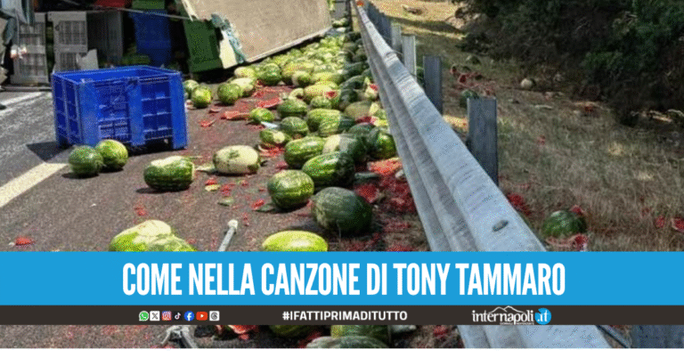 Tir carico di cocomeri si ribalta sulla Napoli-Milano, carreggiata invasa