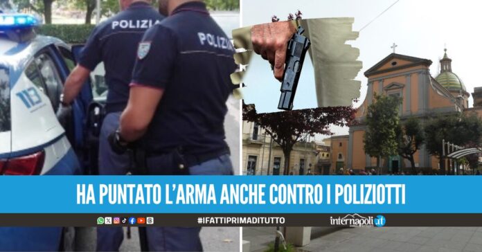 Follia a Giugliano, cerca il rivale nel bar armato di pistola: 