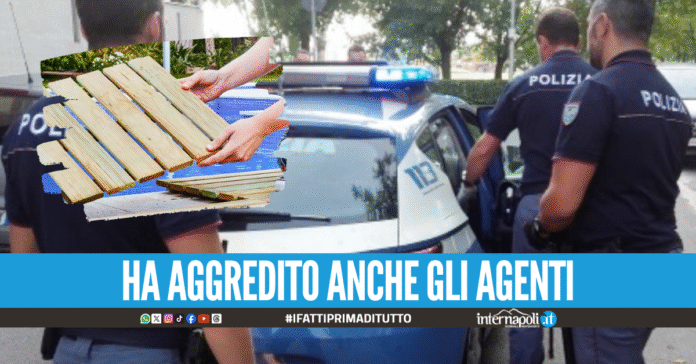 Follia a Napoli, lancia una pedana di legno contro le auto in transito