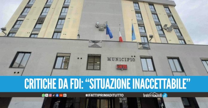 Continua lo stato di agitazione dei dipendenti del Comune di Giugliano indetto dalle sigle sindacali. Il 7 luglio scorso, presso l’aula consiliare della Casa Comunale di Corso Campano, si è svolta l’assemblea sindacale dei dipendenti del Comune di Giugliano, convocata dalle RSU L’incontro, durato dalle ore 15:00 alle 16:45, ha visto la partecipazione di numerosi lavoratori e delle rappresentanze sindacali territoriali e aziendali. Otto i punti all’ordine del giorno, al centro del dibattito la mancata erogazione della performance 2024 entro i termini previsti, l’assenza di bandi per le progressioni orizzontali e verticali, il mancato adeguamento del cuneo fiscale e della vacanza contrattuale, la mancata costituzione del fondo economico 2025, le problematiche legate agli incentivi tecnici e alla distribuzione dei buoni pasto, oltre a ulteriori criticità sulle condizioni di lavoro. Il sindacalista territoriale Franco Raglia ha aperto i lavori facendo il punto su ciascuna questione. In particolare, sulla performance ha ribadito che la valutazione individuale potrebbe avvenire in percentuale, in attesa delle schede dei Dirigenti. Per le progressioni 2024, ha sottolineato che, se i fondi sono disponibili, l’Amministrazione è tenuta ad avviare subito le selezioni. Sul tema, le RSU Rosa Taglialatela, Angela Di Marco e Rosa Della Volpe hanno evidenziato l’assenza nel regolamento vigente del questionario degli stakeholders, elemento cruciale per la valutazione e il conseguente blocco dell’erogazione delle spettanze 2024. È stata proposta l’adozione di un valore uniforme per superare l’impasse, proposta già sottoposta all’OIV. Angela Di Marco (CSA) ha anche richiamato la necessità di una revisione economica dell’art. 84 del CCNL sulle specifiche responsabilità, vista la sproporzione tra il carico di lavoro e l’attuale compenso riconosciuto, aggravato dalla forte carenza di personale e dalla mancanza di figure fondamentali come quella dell’autista abilitato. Durante il punto “varie ed eventuali”, Angela di Caprio (CGIL) ha denunciato condizioni inaccettabili nelle sedi periferiche, prive da giorni di acqua potabile, elettricità e internet. Pasquale Ruocco ha invece chiesto supporto per future azioni di mobilitazione e ha rilanciato il tema del progetto Perseo per la Polizia Municipale, chiedendo la proroga del personale part-time in servizio. In chiusura, l’assemblea ha stabilito due punti fondamentali: il mantenimento dello stato di agitazione e la richiesta urgente di un incontro con l’Amministrazione entro 10 giorni. LE CRITICHE DI FRATELLI D'ITALIA Da parte di Fratelli d'Italia si alzano critiche forti: 