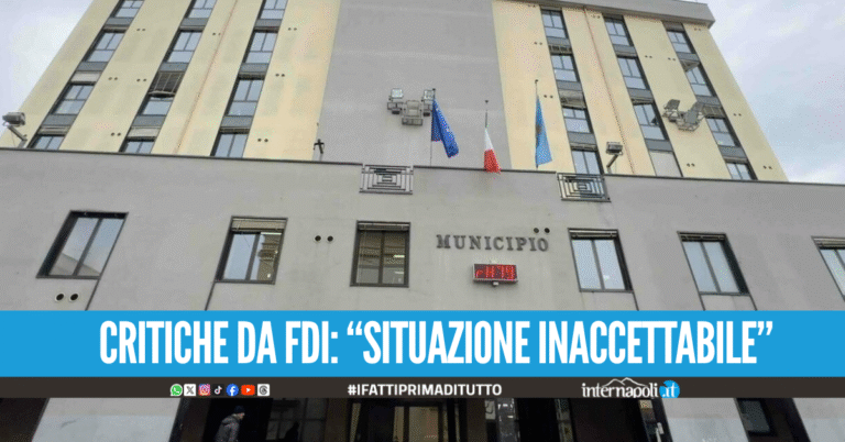Continua lo stato di agitazione dei dipendenti del Comune di Giugliano indetto dalle sigle sindacali. Il 7 luglio scorso, presso l’aula consiliare della Casa Comunale di Corso Campano, si è svolta l’assemblea sindacale dei dipendenti del Comune di Giugliano, convocata dalle RSU L’incontro, durato dalle ore 15:00 alle 16:45, ha visto la partecipazione di numerosi lavoratori e delle rappresentanze sindacali territoriali e aziendali. Otto i punti all’ordine del giorno, al centro del dibattito la mancata erogazione della performance 2024 entro i termini previsti, l’assenza di bandi per le progressioni orizzontali e verticali, il mancato adeguamento del cuneo fiscale e della vacanza contrattuale, la mancata costituzione del fondo economico 2025, le problematiche legate agli incentivi tecnici e alla distribuzione dei buoni pasto, oltre a ulteriori criticità sulle condizioni di lavoro. Il sindacalista territoriale Franco Raglia ha aperto i lavori facendo il punto su ciascuna questione. In particolare, sulla performance ha ribadito che la valutazione individuale potrebbe avvenire in percentuale, in attesa delle schede dei Dirigenti. Per le progressioni 2024, ha sottolineato che, se i fondi sono disponibili, l’Amministrazione è tenuta ad avviare subito le selezioni. Sul tema, le RSU Rosa Taglialatela, Angela Di Marco e Rosa Della Volpe hanno evidenziato l’assenza nel regolamento vigente del questionario degli stakeholders, elemento cruciale per la valutazione e il conseguente blocco dell’erogazione delle spettanze 2024. È stata proposta l’adozione di un valore uniforme per superare l’impasse, proposta già sottoposta all’OIV. Angela Di Marco (CSA) ha anche richiamato la necessità di una revisione economica dell’art. 84 del CCNL sulle specifiche responsabilità, vista la sproporzione tra il carico di lavoro e l’attuale compenso riconosciuto, aggravato dalla forte carenza di personale e dalla mancanza di figure fondamentali come quella dell’autista abilitato. Durante il punto “varie ed eventuali”, Angela di Caprio (CGIL) ha denunciato condizioni inaccettabili nelle sedi periferiche, prive da giorni di acqua potabile, elettricità e internet. Pasquale Ruocco ha invece chiesto supporto per future azioni di mobilitazione e ha rilanciato il tema del progetto Perseo per la Polizia Municipale, chiedendo la proroga del personale part-time in servizio. In chiusura, l’assemblea ha stabilito due punti fondamentali: il mantenimento dello stato di agitazione e la richiesta urgente di un incontro con l’Amministrazione entro 10 giorni. LE CRITICHE DI FRATELLI D'ITALIA Da parte di Fratelli d'Italia si alzano critiche forti: "In questo momento di profonda tensione, esprimiamo la nostra piena solidarietà ai dipendenti comunali di Giugliano, che da troppo tempo operano in condizioni di crescente incertezza e disattenzione istituzionale. I lavoratori rappresentano il cuore pulsante della macchina amministrativa: senza di loro, nessun servizio può funzionare, nessuna politica può essere attuata", affermano i consiglieri Iovinella, Lanzaro e Ascione.  "È inaccettabile che a metà del 2025 non siano ancora state corrisposte le indennità accessorie della Polizia Municipale e la produttività 2024 a tutti i dipendenti e lo straordinario elettorale. Chi ogni giorno garantisce sicurezza, ordine e servizi essenziali alla cittadinanza non può e non deve essere lasciato indietro. Le tensioni e gli empasse tra la dirigenza, il Segretario Comunale e l’OIV stanno causando un danno enorme alla serenità e all’efficienza dell’intera macchina comunale. Occorre che queste divergenze vengano superate immediatamente, con responsabilità e nel rispetto dei diritti di chi lavora. La politica ha il dovere morale e istituzionale di tutelare il personale comunale, garantendo condizioni di lavoro dignitose, pagamenti puntuali e una gestione trasparente delle progressioni e delle performance. Solo così si può ricostruire un clima di fiducia e assicurare ai cittadini servizi pubblici efficienti. Chi lavora per la collettività merita rispetto, ascolto e certezze. Basta ritardi, basta silenzi. È tempo di agire", concludono i consiglieri di Fdi.